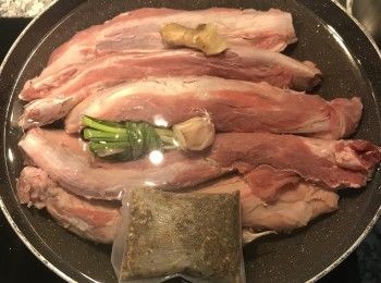 step2: 牛腱子心、蔥、薑、蒜、五香包放入鍋中，加水到淹過牛腱子心，加入米酒，