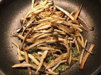 step9: 倒入杏鮑菇絲拌勻即可裝盤，再擺上香菜末即可。