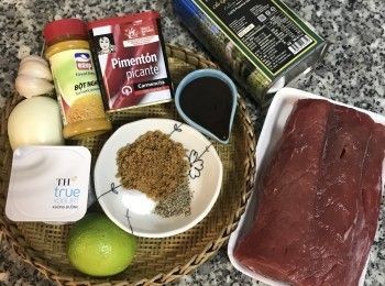 step1: 牛里肌略沖洗一下擦乾；準備好香料！把半顆洋蔥切丁、蒜頭切末。