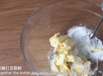 step1: 牛油軟化後加入幼砂糖打發至鬆軟
