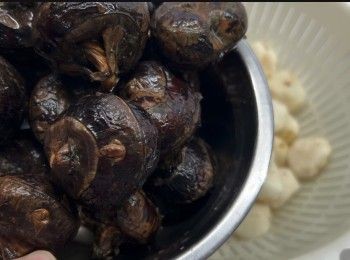 step1: 先將馬蹄沖洗乾淨，㓟皮，備用。