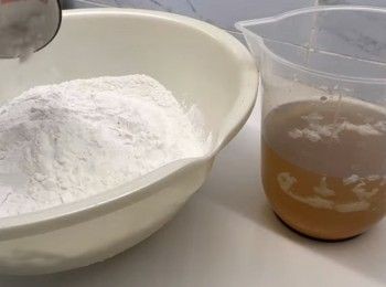 step5: ——記得，共以五碗的總水量去開粉漿。——剛剛我留起了大約兩碗的浸冬菇蝦米瑤柱水，我會另外再加一碗清水，即一共三碗水，去開粉漿。