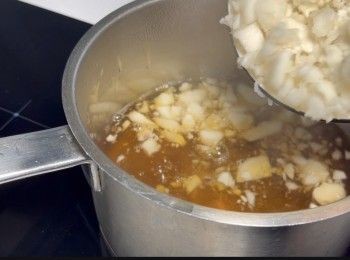 step4: 糖水煮滾後，加入馬蹄，煮3分鐘，然後熄火。