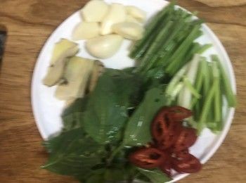step2: 蒜頭去皮；蔥切段蔥白蔥綠分開；薑切片；辣椒去籽斜切；