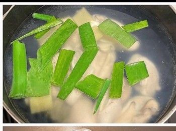 step4: 加入適量薑蔥燒熱水，放入蠔氽水40秒，印乾水份後，沾上生粉