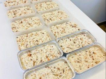 step8: 將粉漿倒入糕盆內，掃平，並將餘下材料放在糕面上裝飾