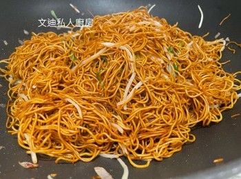 step5: 最後乾蔥芽菜回鑊，加入綠蔥段，炒勻後，豉油皇炒麵面撒上白芝麻、再配上甜醬即完成。