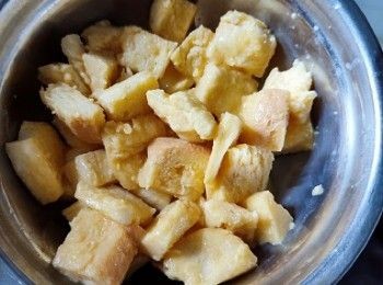 step1: 煮一煮粟米，拿起抹乾水份。麵包切粒 + 蛋漿混合