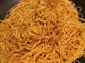 step4: 邊炒邊加入醬料炒勻，炒麵上色後可試味再調節味道