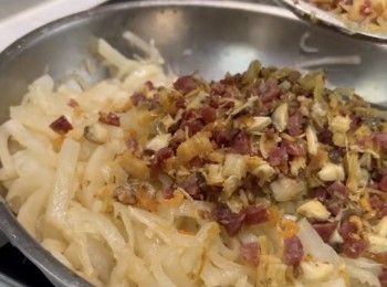 step9: ——炒至冰糖完全溶解後，便可以加入已爆香的配料。——記得要留下部份配料，以作最後飾面之用。