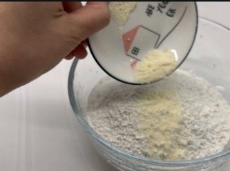 step5: 將馬蹄粉與吉士粉混合。