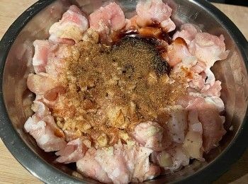 step1: 雞軟骨洗淨後抹乾，以<span class="group_2">醃料</span>醃半小時。