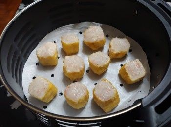 step3: 將豆卜放在氣炸鍋的內鍋中; 放進氣炸鍋中（蝦膠向上)，溫度調至160度炸6分鐘