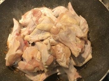 step5: 放入所有翅膀和小雞腿；