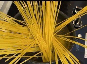 step2: 使用麵鍋/平底鑊，注入水喉水一半。
開大火後，放進扁意粉（把意粉散開擺放）。