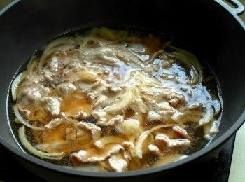 step3: 放入豬肉片煮至全熟。