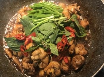 step13: 放入蔥綠、辣椒和九層塔拌炒後，蓋鍋蓋燜30秒逼出九層塔香氣，開蓋裝盤即可。