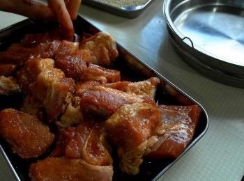 step1: 五花肉切塊，將五花肉與調味料均勻混合醃漬15分鐘