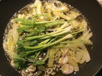 step5: 將蔥白、香菜、紅蔥頭片和洋蔥放入油中，小火加熱；蔥綠可以用可飲用水洗淨後擦乾切絲，冷藏保存，用來裝飾最後的成品。