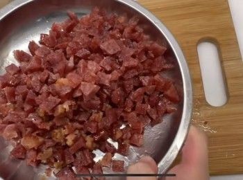 step2: ——將臘肉和臘腸先蒸20分鐘。——蒸完後，將臘味切粒。