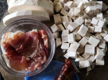 step1: 先將芋頭削皮切成幼條備用（戴手套並切記不要洗芋頭否則佢的汁液會令到你手痕癢）