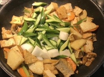 step8: 放入洋蔥與小黃瓜拌炒；