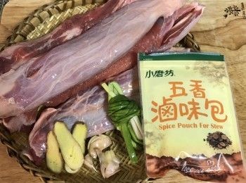step1: 牛腱子心洗淨瀝乾，蒜頭洗淨拍扁；薑洗淨切片；蔥洗淨折捲起來；