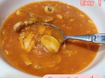 step1: 切好<span class="group_1">食材</span>，中火炒蕃茄2分鐘，加紅蘿蔔，洋蔥，薯仔炒。