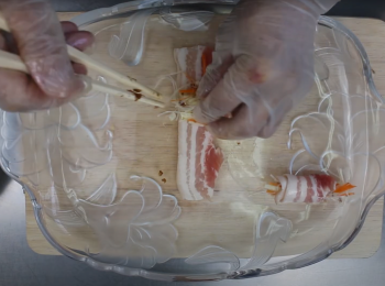 step4: 落適量餡料 小心捲起