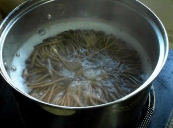 step1: 蕎麥麵放入滾水中煮熟，煮熟後用冷水冷卻