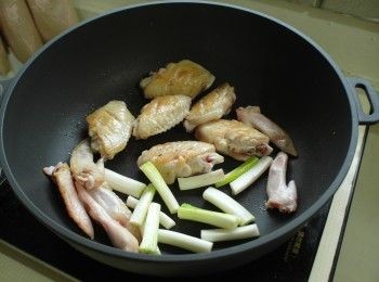 step3: 雞皮呈現金黃色後放入蔥段煸出焦痕