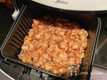 step2: 氣炸鍋預熱180度，將雞軟骨放入炸籃中，以180度烤10分鐘。