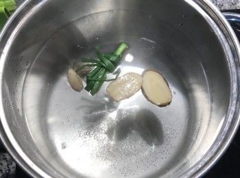 step8: 鍋子放入足量的水，放入蔥、薑、拍扁的蒜和米酒煮滾；