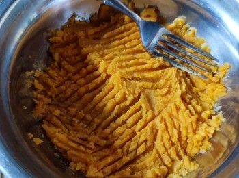 step2: 紅薯切件，用水浸，大火水滾蒸十分鐘