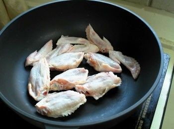 step2: 鍋中不加油放入雞翅煸出雞油