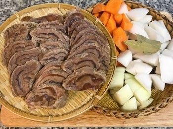 step4: 煮牛腱子心時，將白蘿蔔、紅蘿蔔和洋蔥切塊；接著將煮好的牛腱子心切厚片；接著取另一湯鍋放少許橄欖油，炒香洋蔥，並將煮牛腱子心的薑塊也取出與洋蔥ㄧ起炒，炒好後放入牛腱子心片和紅、白蘿蔔略微拌炒；