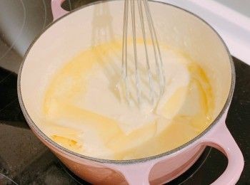 step5: 倒入250ml牛奶煮滾，轉小火加入芝士不停攪拌