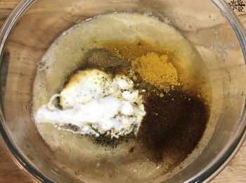 step2: 將蒜末和洋蔥丁加入半顆量的檸檬汁和一半的優格一起用果汁機打成泥；再與所有的醃料混勻；