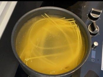 step3: 水滾後轉中火，（10-12分鐘）把扁意粉煮到9成熟，關火蓋上蓋焗5分鐘。