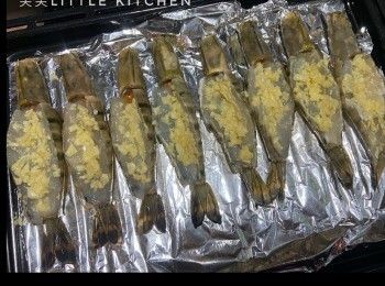 step4: 取出大蝦鋪上蛋黃醬、芝士碎，以200度烤約5分鐘，再撒上香草即可。