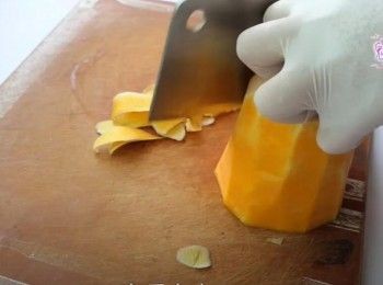 step1: 先將南瓜去皮，切小塊