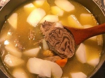 step6: 放入月桂葉，並補上足量的水，大火煮滾後轉小火不蓋蓋子熬煮60分鐘後，加入調味料調出鹹度，接著蓋上鍋蓋關火燜到將溫；再次開鍋小火煮滾，食用時加入蔥花即可。如要配麵條或冬粉則可將湯的鹹度略微加重些。