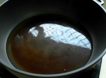 step1: 鍋中倒入罐頭高湯200cc+150cc水、醬油、米酒、味醂。