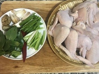step1: 雞翅洗淨瀝乾；蔥、薑、蒜、辣椒、九層塔洗淨瀝乾；