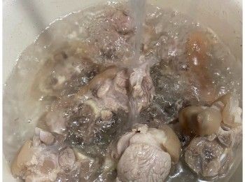 step1: 豬手洗淨，凍水下鍋，加入薑片、蔥段、料酒同煮，汆水盛起後洗走泡沫備用。