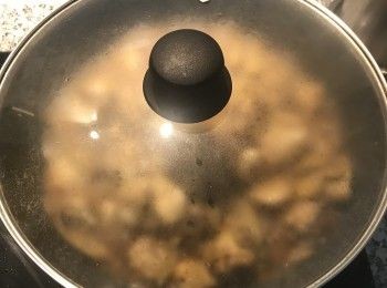 step11: 蓋鍋蓋小火煮20分鐘後轉中大火收汁；