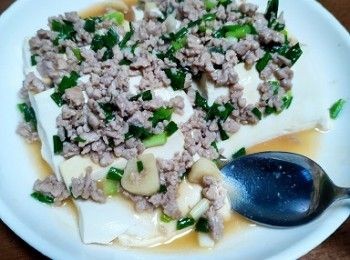 step3: 加少量豉油、鹽、粟粉及蔥煮成茨汁。倒在豆腐上，搞掂