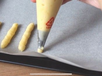 step4: 擠成一條條形狀後，手指沾點水將尾部尖尖部位按下去