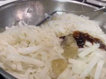 step8: ——將蘿蔔調味。先後加入冰糖、鹽、蠔油、胡椒粉和麻油。