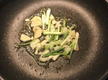 step5: 原鍋再下少許油，放蔥白、蒜、薑炒香；